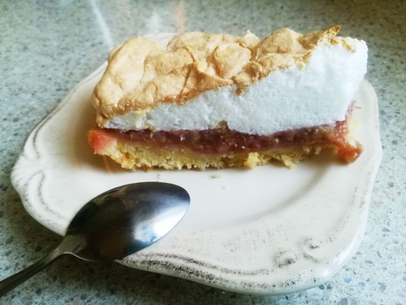 Kruche ciasto a la tarta z rabarbarem i bezą Kruche ciasto a la tarta z rabarbarem i bezą