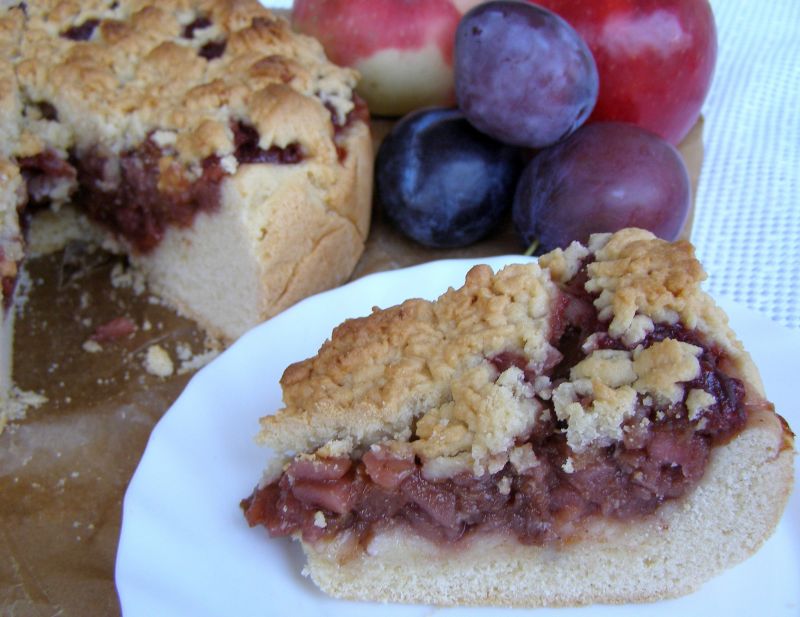 Kruche ciasto jabłkowo-śliwkowe