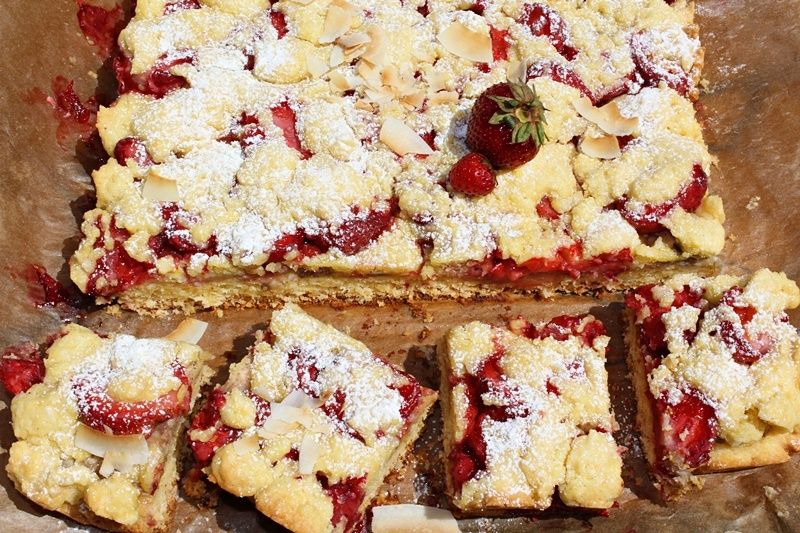 Kruche ciasto kokosowe z bananem, truskawkami Kruche ciasto kokosowe z bananem, truskawkami