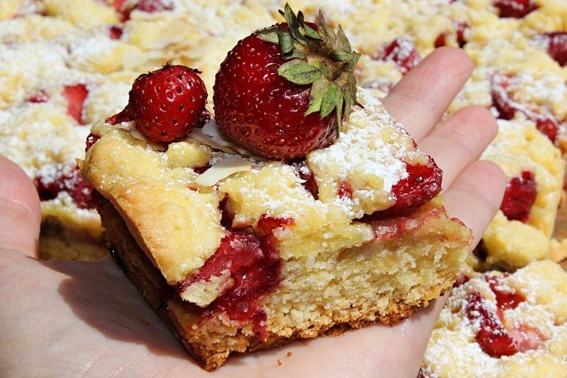 Kruche ciasto kokosowe z bananem, truskawkami Kruche ciasto kokosowe z bananem, truskawkami