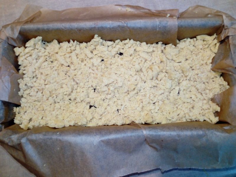Kruche ciasto kukurydziane ze śliwkami