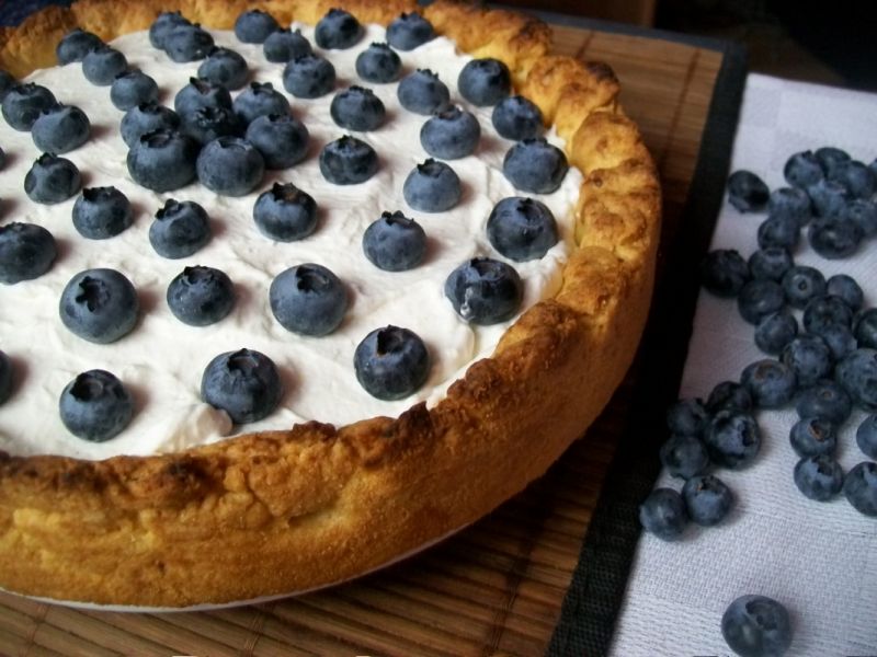 Kruche ciasto z bitą śmietaną i borówką