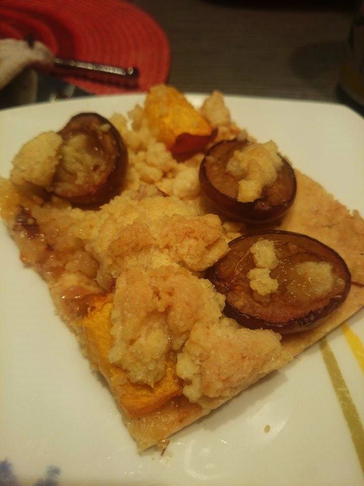 kruche ciasto z brzoskwinią i śliwką. kruche ciasto z brzoskwinią i śliwką.