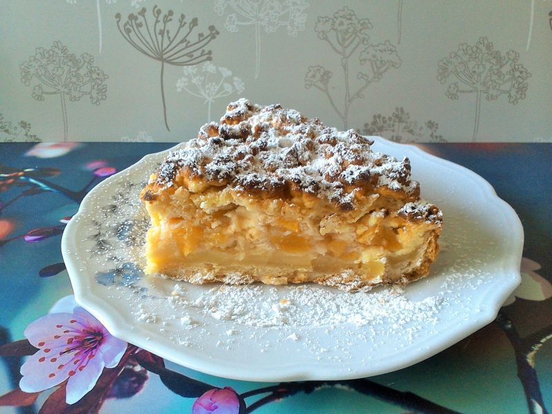 Kruche ciasto z brzoskwiniami i budyniową pianką