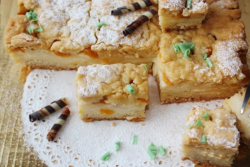 Kruche ciasto z budyniem i brzoskwiniami