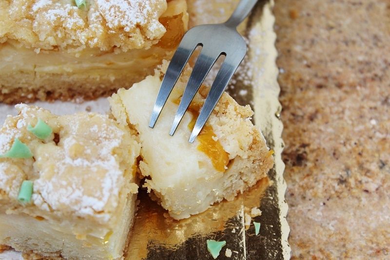 Kruche ciasto z budyniem i brzoskwiniami