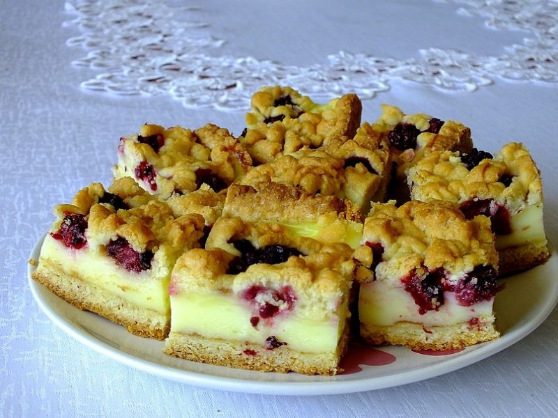 Kruche ciasto z budyniem i jeżynami