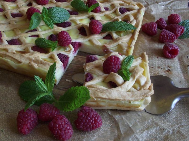 Kruche ciasto z budyniem i malinami