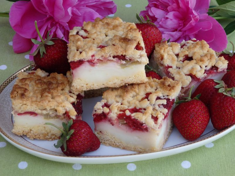 Kruche ciasto z budyniem i owocami