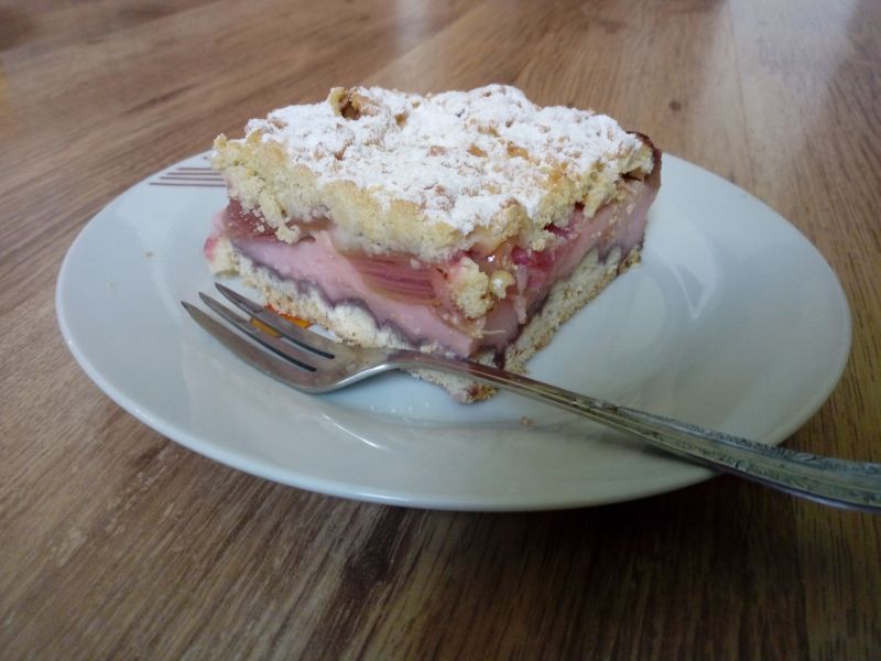 Kruche ciasto z budyniem i rabarbarem
