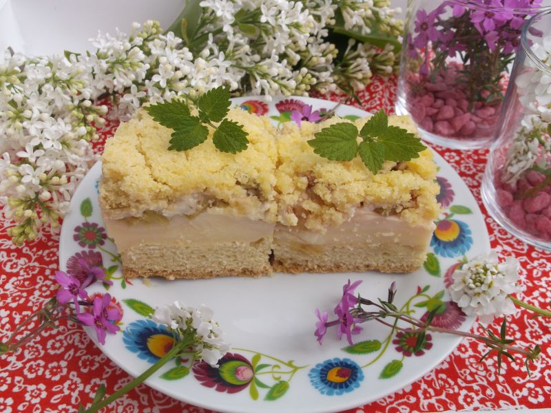 Kruche ciasto z budyniem, rabarbarem i kruszonką
