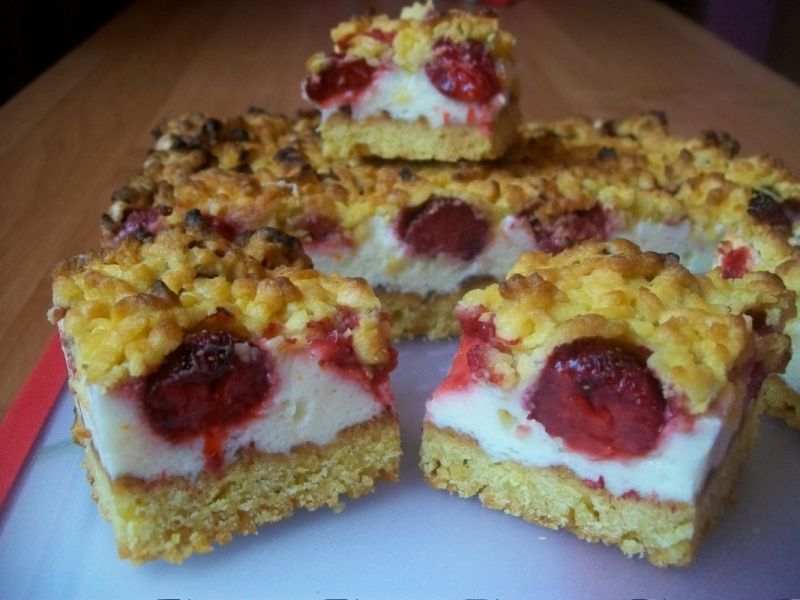 Kruche ciasto z budyniową pianką i truskawkami