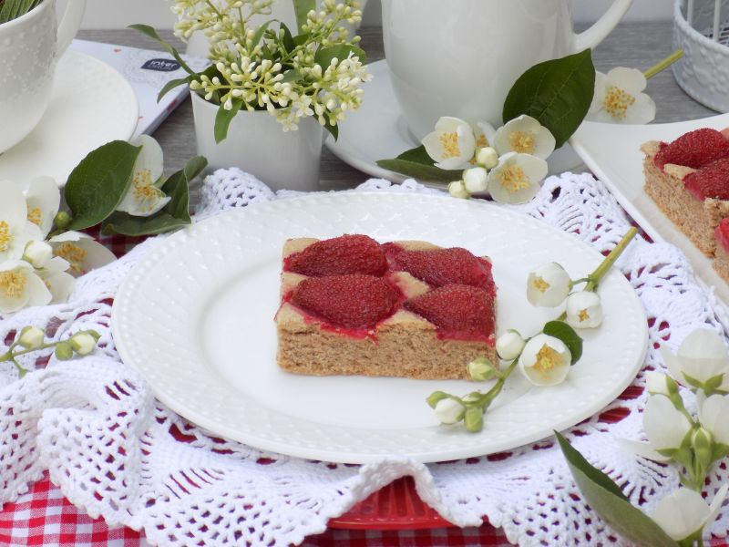 Kruche ciasto z cynamonem i truskawkami