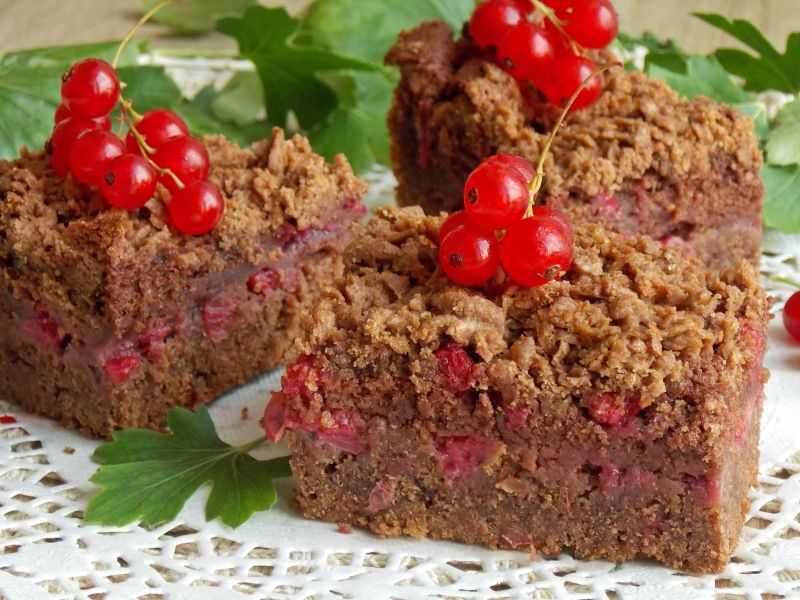 Kruche ciasto z czekoladową pianką i porzeczkami