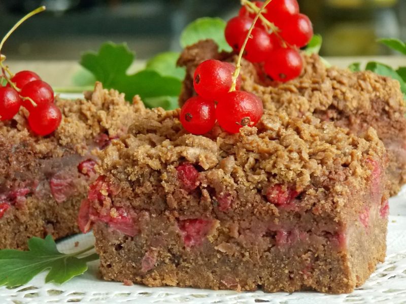 Kruche ciasto z czekoladową pianką i porzeczkami