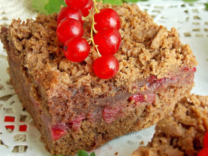 Kruche ciasto z czekoladową pianką i porzeczkami