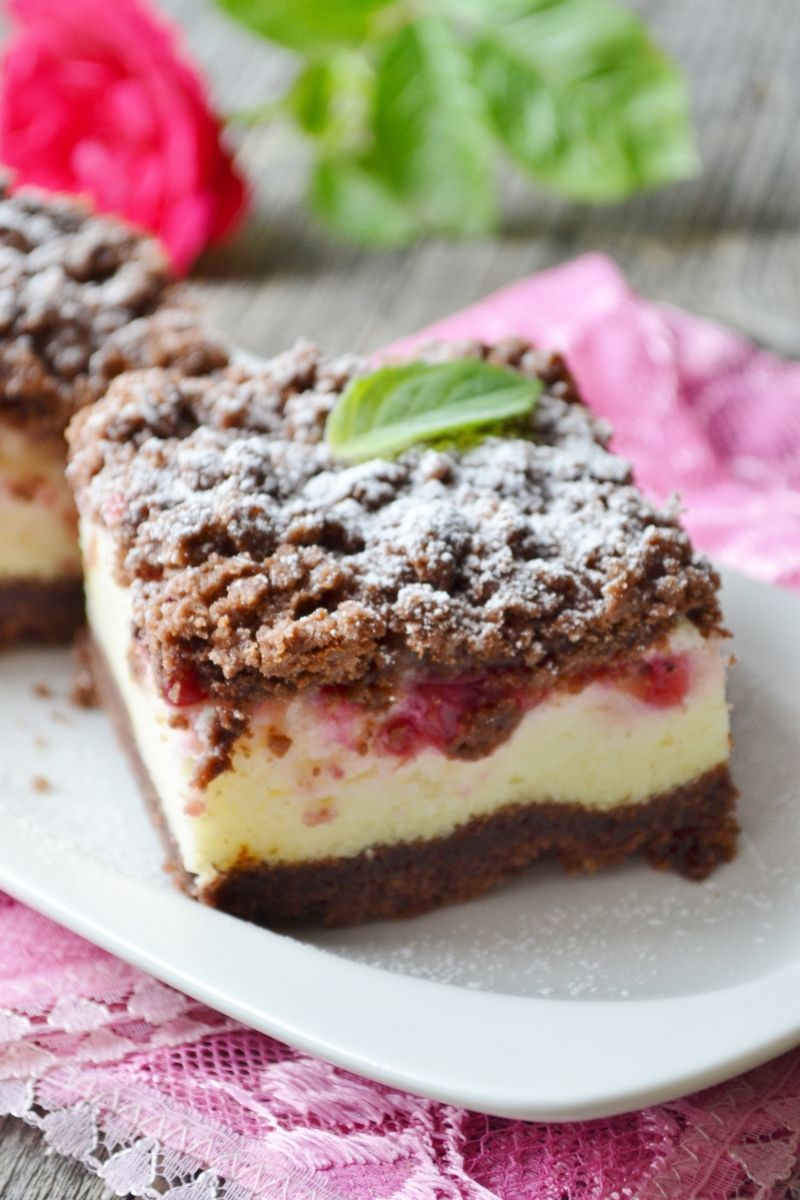 Kruche ciasto z czerwoną porzeczką
