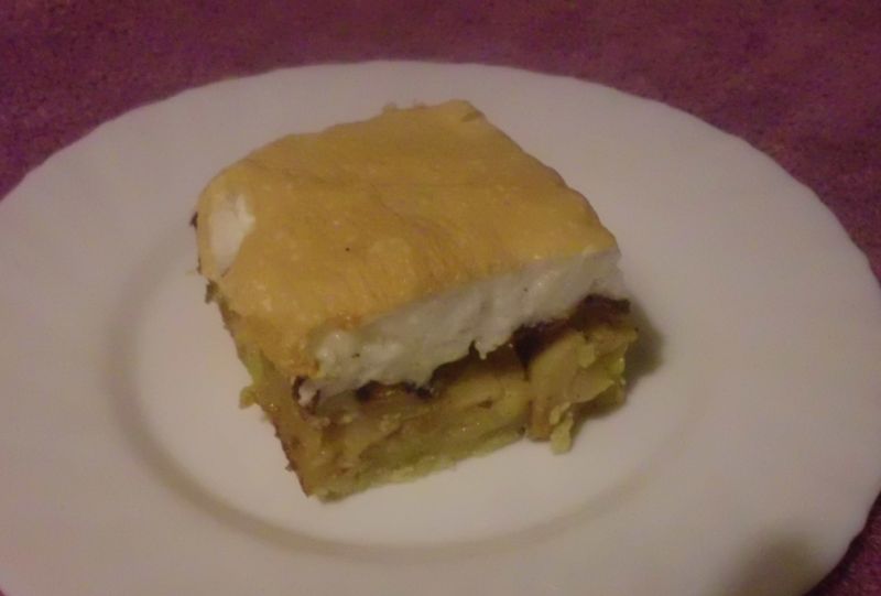 Kruche ciasto z jabłkami i bezą