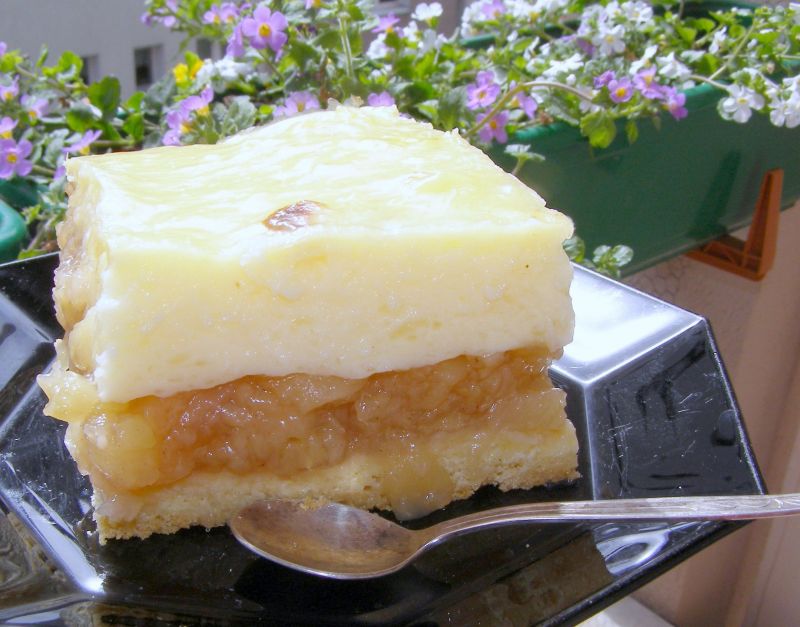 Kruche ciasto z jabłkami i budyniem Kruche ciasto z jabłkami i budyniem