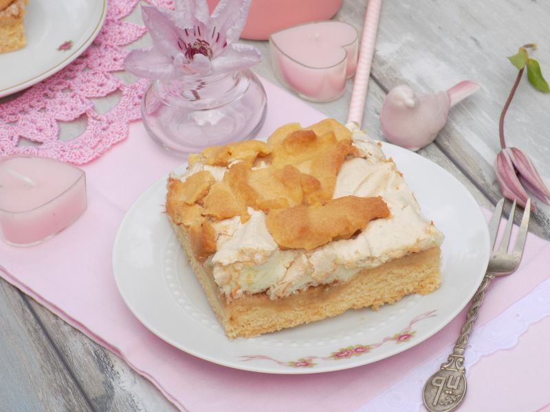 Kruche ciasto z jabłkami i budyniową pianką