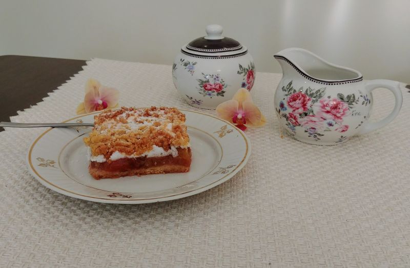 Kruche ciasto z jabłkami, śliwkami i pianką bezową