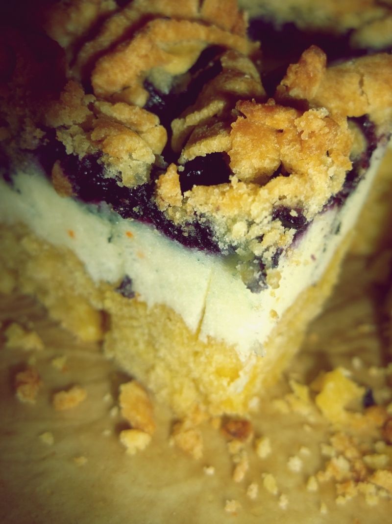 Kruche ciasto z jagodami i pianką