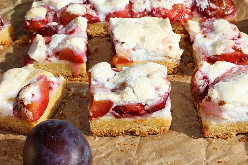 Kruche ciasto z miodem ze śliwkami jabłkiem i bezą