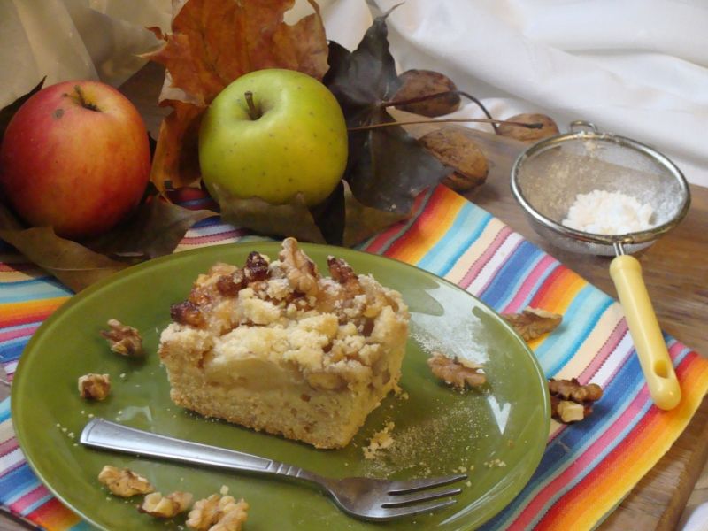 Kruche ciasto z orzechową polewą 