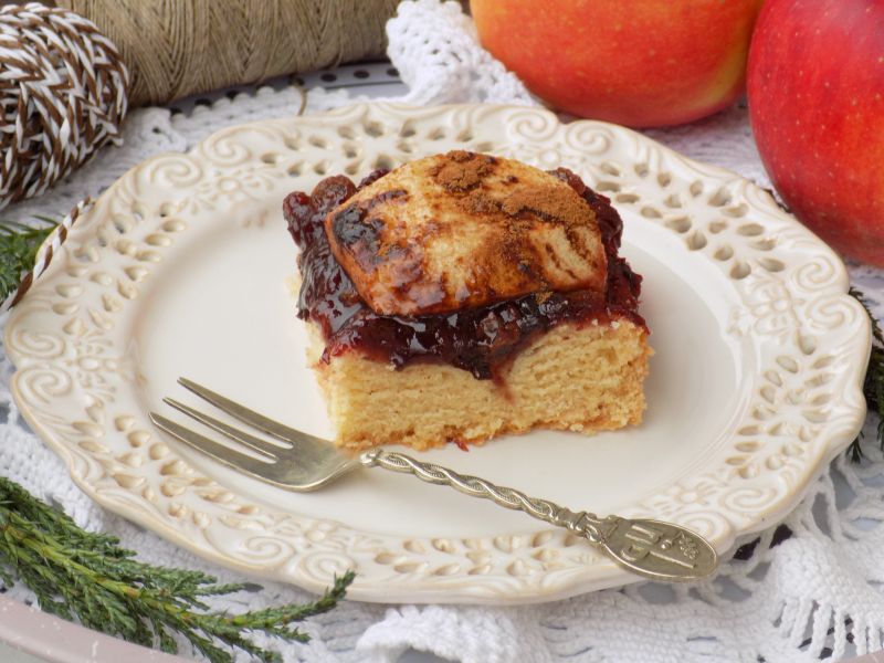 Kruche ciasto z powidłem, rodzynkami i jabłkiem