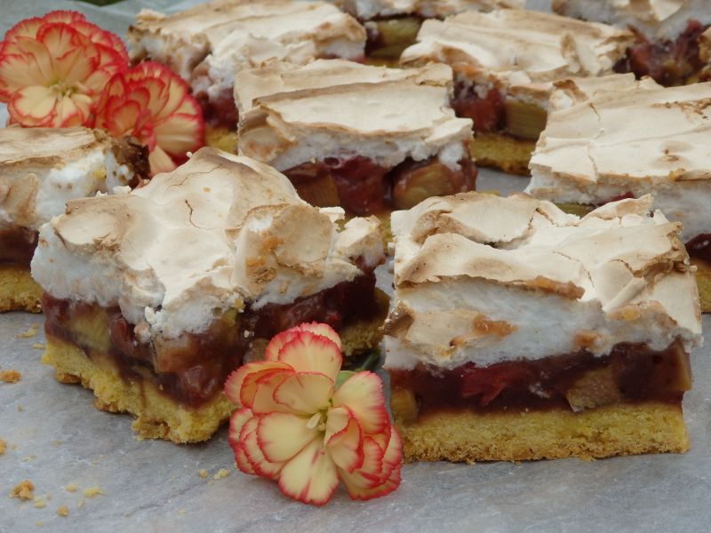 Kruche ciasto z rabarbarem i bezą Kruche ciasto z rabarbarem i bezą