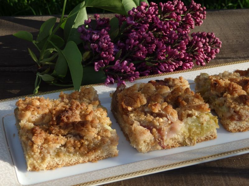 Kruche ciasto z rabarbarem i migdałową kruszonką