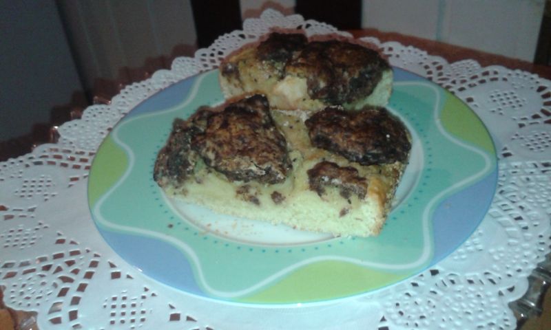 Kruche ciasto z różnymi owocami.