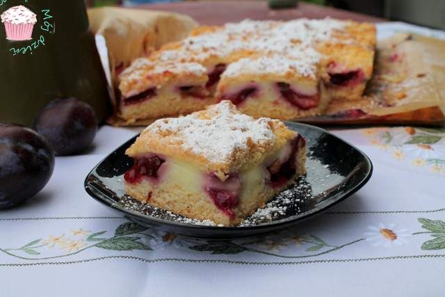 Kruche ciasto z śliwkami i budyniem