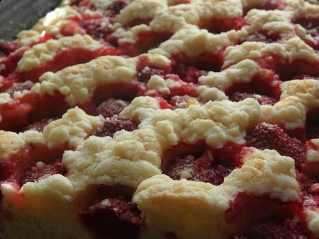 Kruche ciasto z truskawkami.