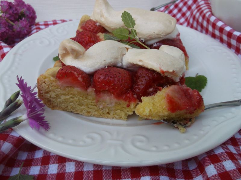 Kruche ciasto z truskawkami i bezowymi obłoczkami