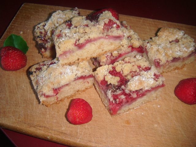 Kruche ciasto z truskawkami i kruszonką