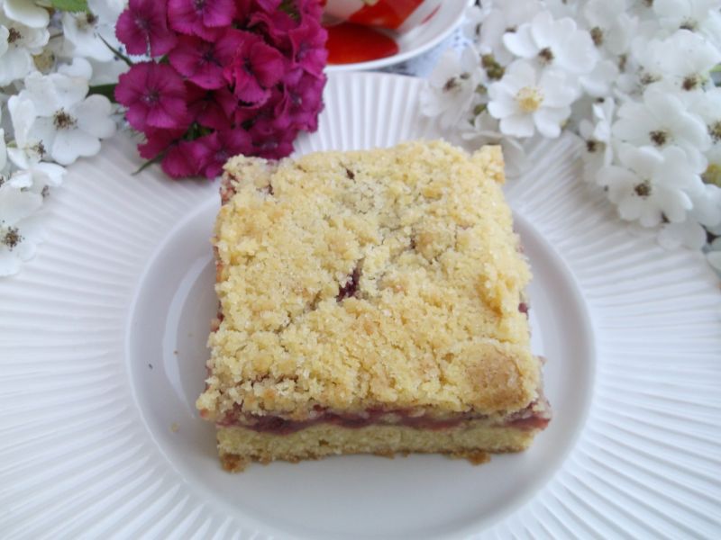 Kruche ciasto z truskawkami i kruszonką