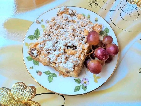 Kruche ciasto z winogronami i budyniową pianką Kruche ciasto z winogronami i budyniową pianką