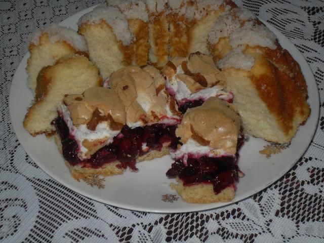 Kruche ciasto z wisienkami i bezą