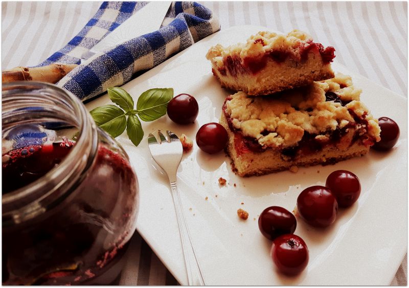 Kruche ciasto z wisniami, ze słodką kruszonką