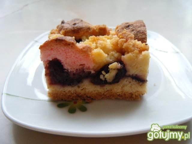 Kruche ciasto ze sliwkami  i pianką