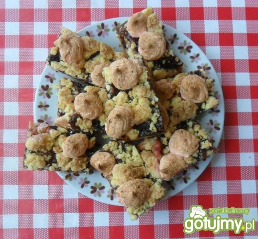 Kruche ciasto ze śliwkami z pianką