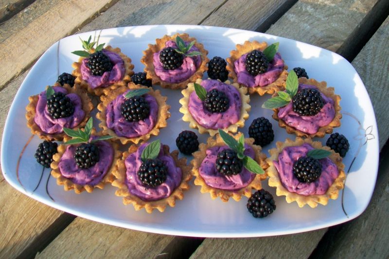 Kruche jeżynowe babeczki