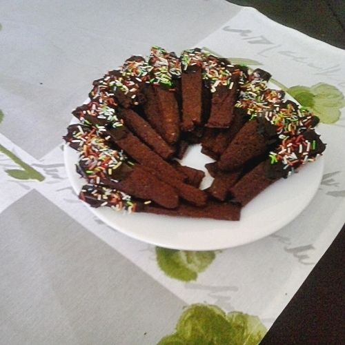 Kruche kakaowe ciastka z posypką do kawy Kruche kakaowe ciastka z posypką do kawy