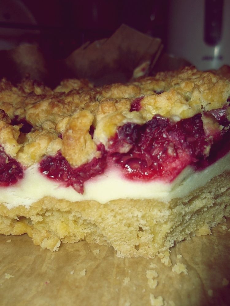 Kruche malinowe ciasto z budyniową pianką 