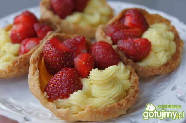 Kruche muszle z truskawkami i kremem Kruche muszle z truskawkami i kremem