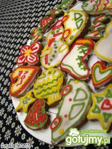 Kruche pierniczki w słodkim lukrze Kruche pierniczki w słodkim lukrze