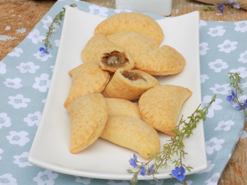 Kruche pierożki z duszoną cebulką  Kruche pierożki z duszoną cebulką