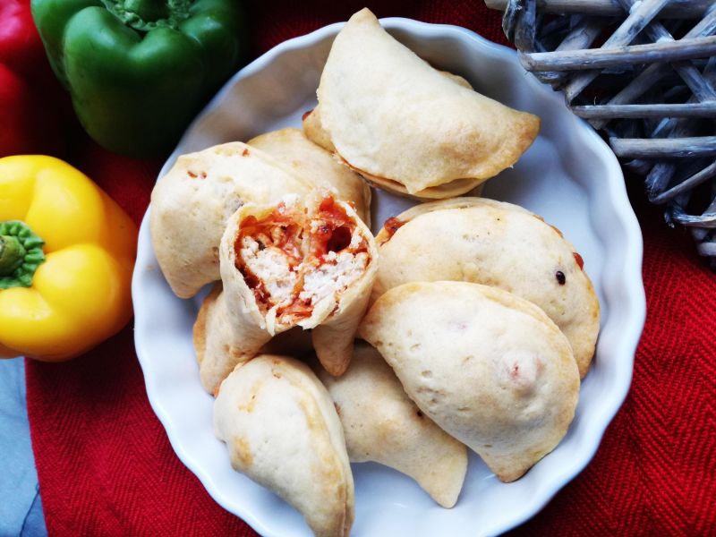 Kruche pierożki z kurczakiem i papryką Kruche pierożki z kurczakiem i papryką