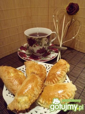 Kruche pierożki z nadzieniem serowym